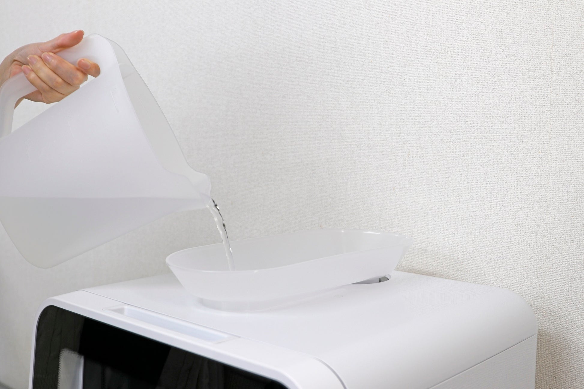 本体上部の給水口から水を注いでいるところ