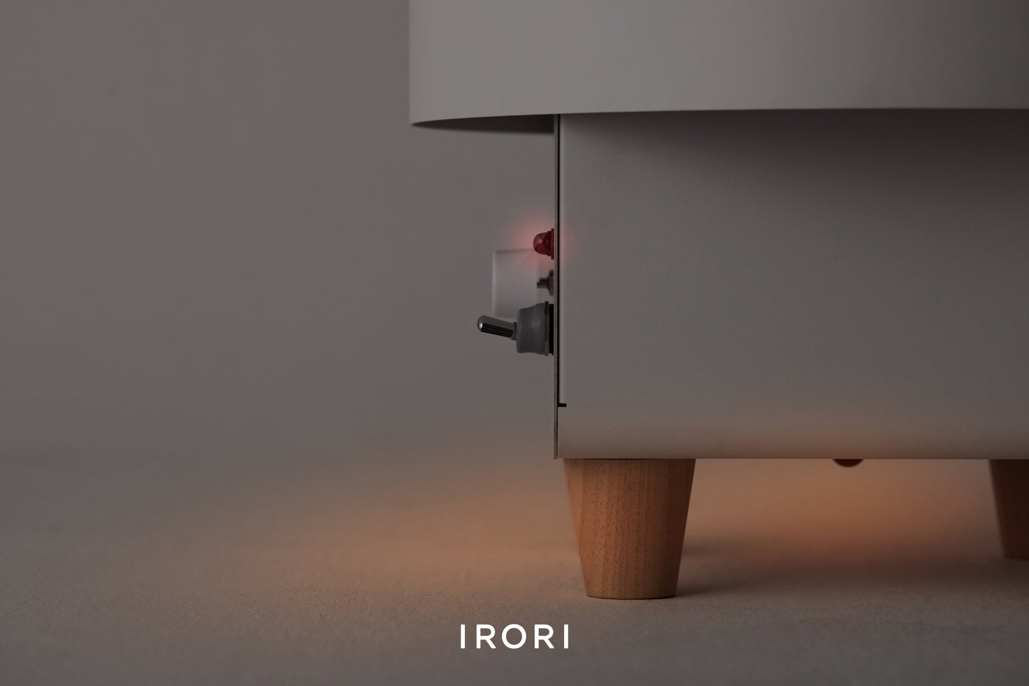 IRORIストーブの木製脚部とフットライト