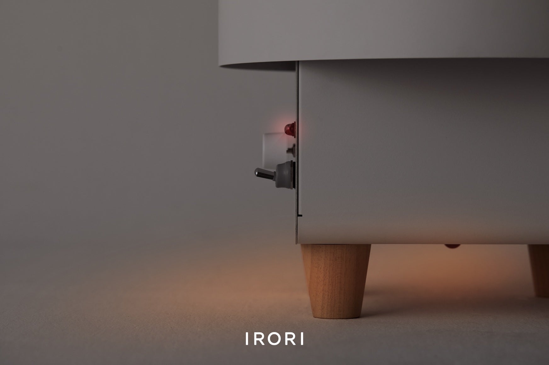 IRORIストーブの木製脚部とフットライト